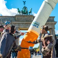 Wikinger zerstören eine Zigarette: Considerate Pouchers fordert Legalisierung von Nikotinbeuteln - Foto: presseportal.de