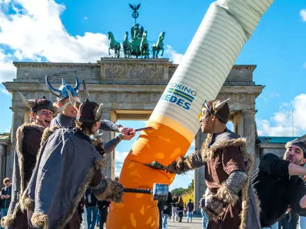 Wikinger zerstören eine Zigarette: Considerate Pouchers fordert Legalisierung von Nikotinbeuteln - Foto: presseportal.de