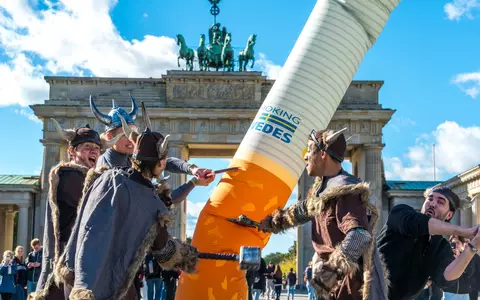 Wikinger zerstören eine Zigarette: Considerate Pouchers fordert Legalisierung von Nikotinbeuteln - Foto: presseportal.de