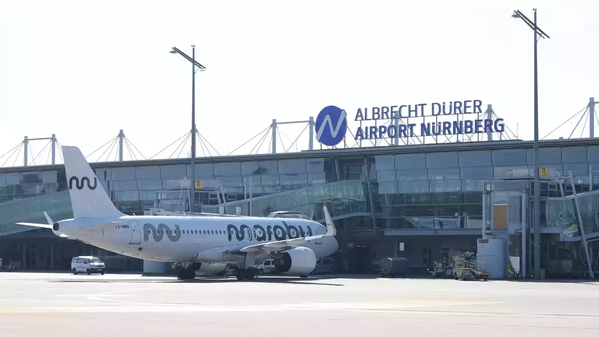 Der Flughafen Nürnberg ist am Dienstag wegen eines Polizeieinsatzes gesperrt worden. (Archivbild) - Bild: Daniel Löb/dpa