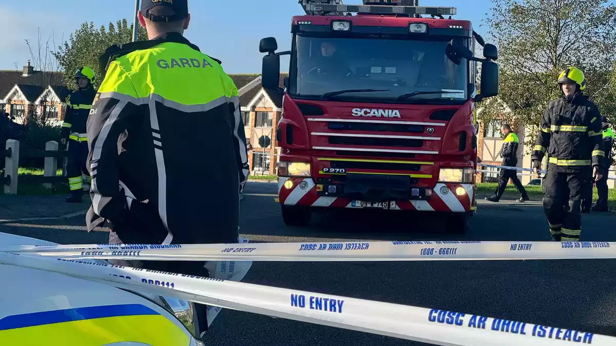 Vor Ort waren zahlreiche Rettungskräfte. - Bild: Mícheál Ó Scannáil/PA Wire/dpa