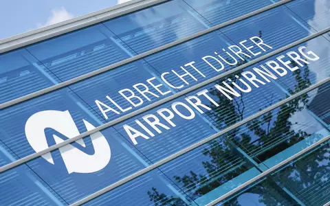 Die Polizei hat den Flughafen in Nürnberg abgesperrt. (Archivbild) - Foto: Daniel Löb/dpa