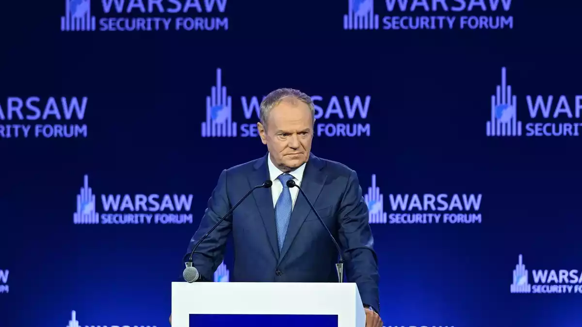 Polens Regierungschef Donald Tusk kündigte an, dass die mutmaßlichen Saboteure sich vor der polnischen Justiz verantworten müssten. - Bild: Radek Pietruszka/PAP/dpa