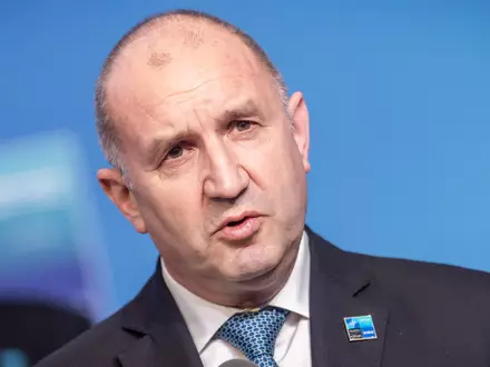 Bulgariens Ministerpräsident Rumen Radev zufolge gab es vor der Küste des Landes erneut Drohnenangriffe auf kommerzielle Schiffe. (Archivfoto) - Foto: Michael Kappeler/dpa