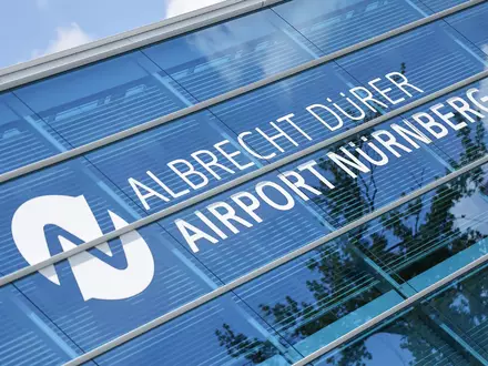 Die Polizei hat den Flughafen in Nürnberg abgesperrt. (Archivbild) - Foto: Daniel Löb/dpa