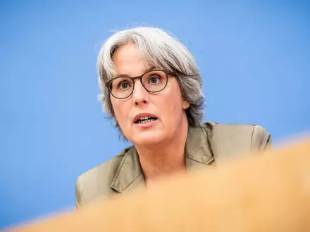 Die Unabhängige Bundesbeauftragte gegen sexuellen Missbrauch von Kindern und Jugendlichen, Kerstin Claus, sieht Fortschritte aber auch noch einen großen Handlungsbedarf im Kampf gegen sexuelle Gewalt gegen Kinder und Jugendliche. - Foto: Michael Kappeler/dpa