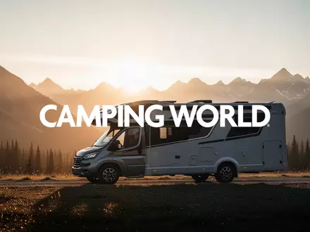 Modernes Wohnmobil in einer sonnigen Berglandschaft bei Sonnenuntergang als Symbol fĂŒr den Freizeitmarkt. - Foto: ĂŒber boerse-global.de