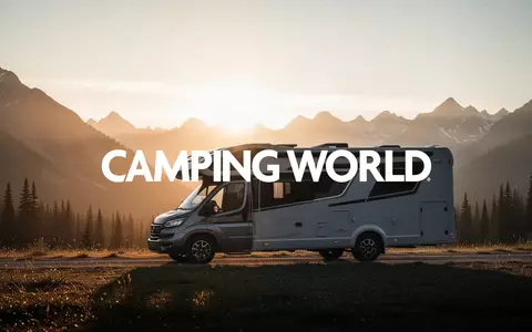 Modernes Wohnmobil in einer sonnigen Berglandschaft bei Sonnenuntergang als Symbol für den Freizeitmarkt. - Foto: über boerse-global.de
