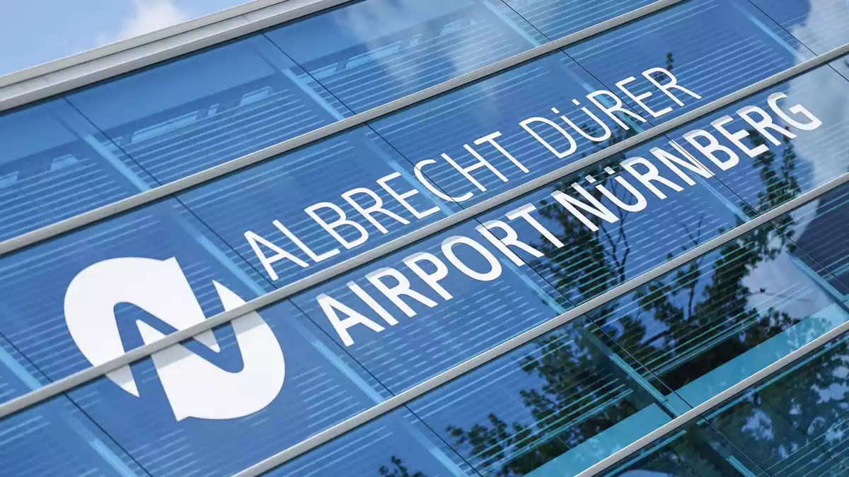 Die Polizei hat den Flughafen in Nürnberg abgesperrt. (Archivbild) - Bild: Daniel Löb/dpa