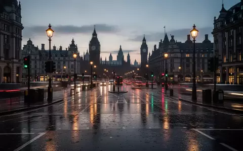 Eine belebte Londoner Straßenkreuzung in der Dämmerung mit nassem Asphalt und historischer Architektur. - Foto: über boerse-global.de