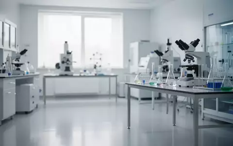 Ein steriles, modernes Labor mit hochwertiger wissenschaftlicher Ausrüstung in einer hellen, professionellen Umgebung. - Foto: über boerse-global.de