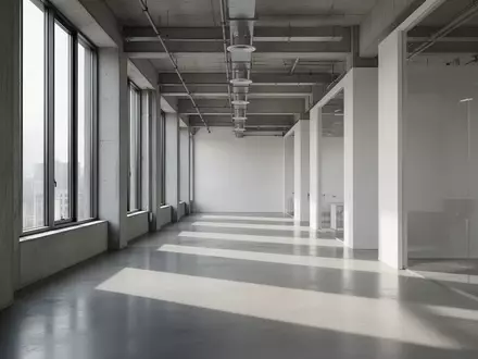 Ein minimalistischer, leerer Büroflur mit natürlichem Lichteinfall und klaren architektonischen Linien. - Foto: über boerse-global.de