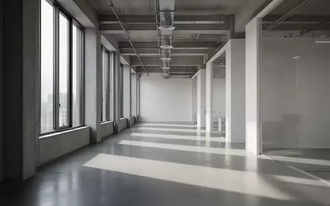 Ein minimalistischer, leerer Büroflur mit natürlichem Lichteinfall und klaren architektonischen Linien. - Foto: über boerse-global.de