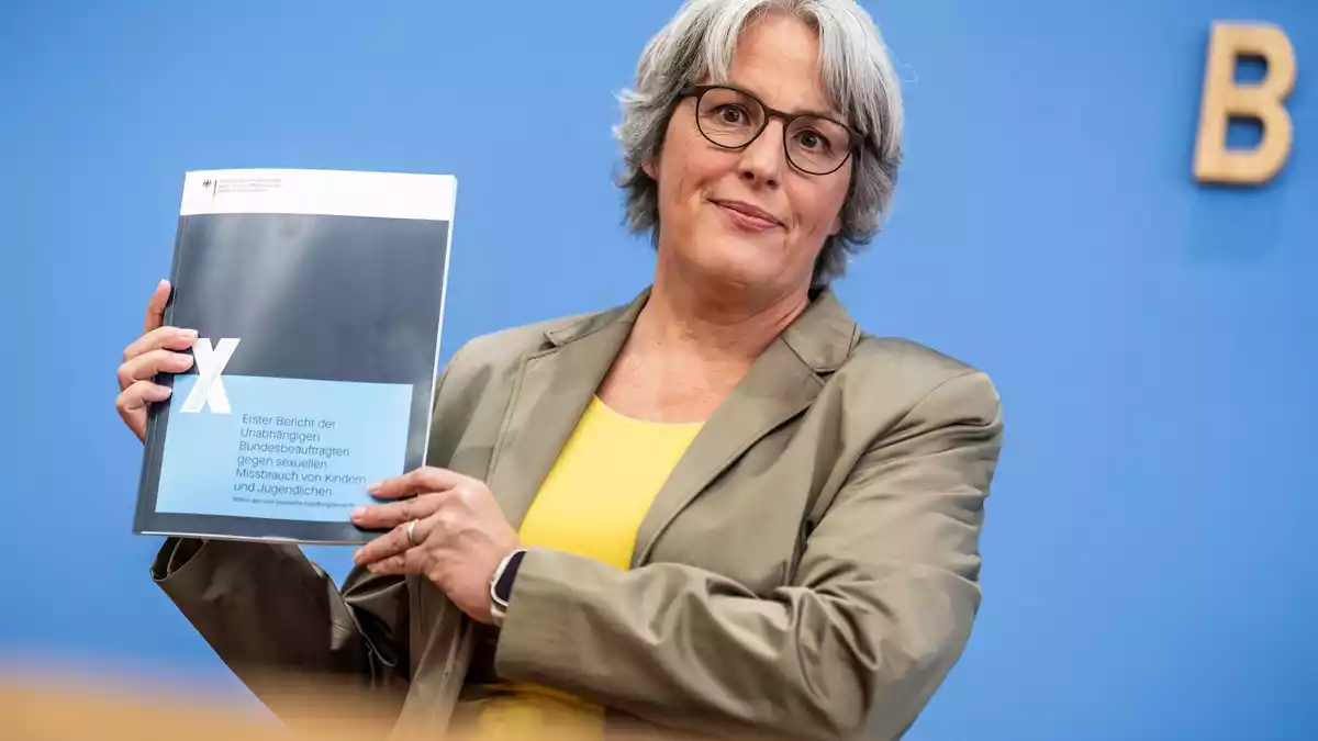 Die Missbrauchsbeauftragte des Bundes, Kerstin Claus, sieht Fortschritte im Kampf gegen sexuelle Gewalt aber noch viele Baustellen zur Verbesserung der Lage. Ihr Bericht ist eine Bestandsaufnahme.  - Bild: Michael Kappeler/dpa