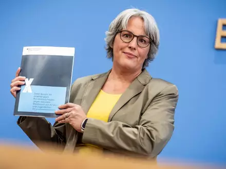 Die Missbrauchsbeauftragte des Bundes, Kerstin Claus, sieht Fortschritte im Kampf gegen sexuelle Gewalt aber noch viele Baustellen zur Verbesserung der Lage. Ihr Bericht ist eine Bestandsaufnahme.  - Foto: Michael Kappeler/dpa