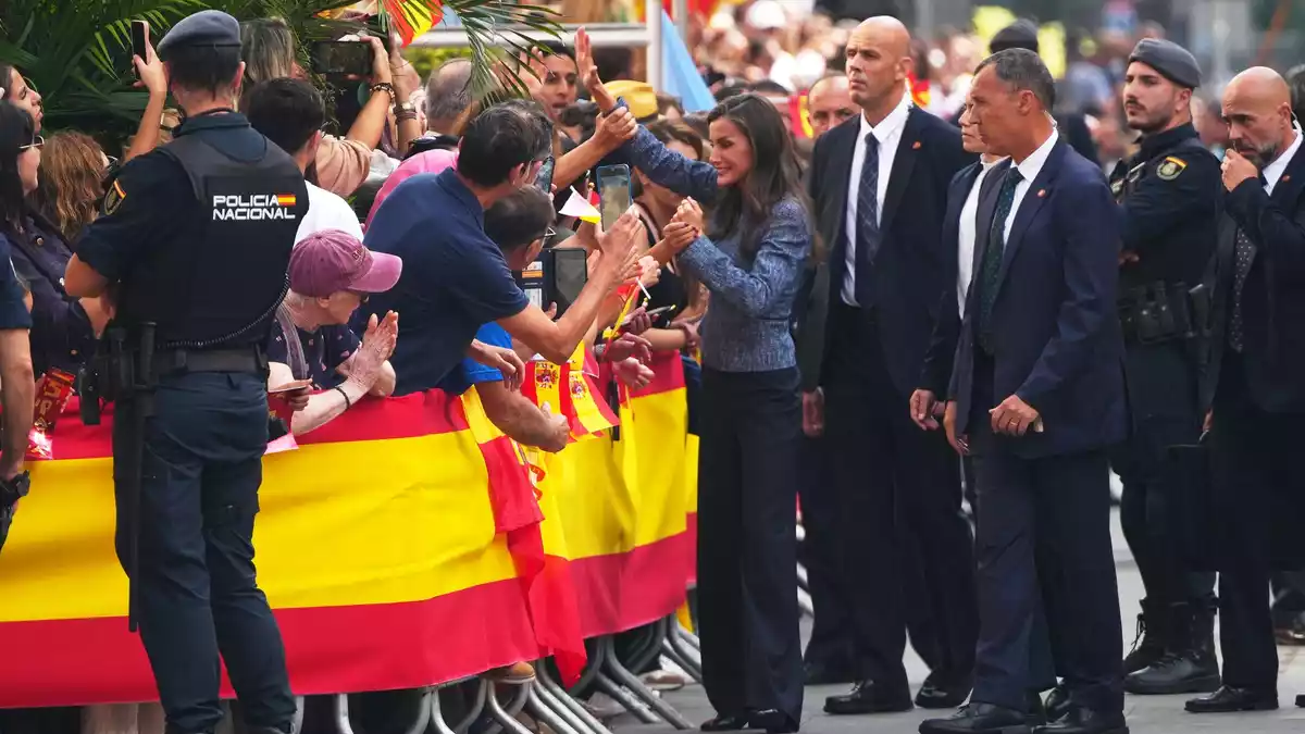 Mit dem Besuch setzen König Felipe und Königin Letizia ein politisches Signal. - Bild: Manu Fernandez/AP/dpa