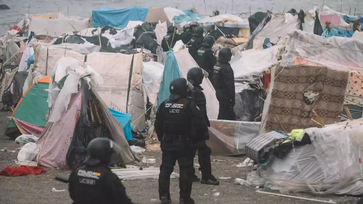 Ende Juli waren bis zu 80.000 Migranten aus Marokko nach Ceuta gelangt. (Archivbild)  - Bild: Fabian Suspensivo/ZUMA Press Wire/dpa
