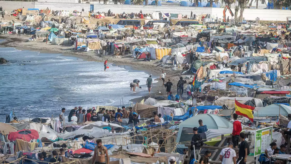 Viele Migranten hatten wochenlang unter schwierigen Bedingungen im Freien gelebt. (Archivbild) - Bild: Marcos Moreno/EUROPA PRESS/dpa