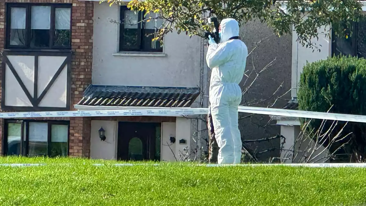 Die Polizei spricht inzwischen von einem Brandanschlag. - Bild: Mícheál Ó Scannáil/PA Wire/dpa