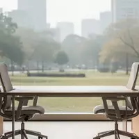 Ein leerer, sonnendurchfluteter Büroarbeitsplatz mit einem Schreibtisch vor einem Fenster, das auf einen ruhigen Park blickt. - Foto: über boerse-global.de