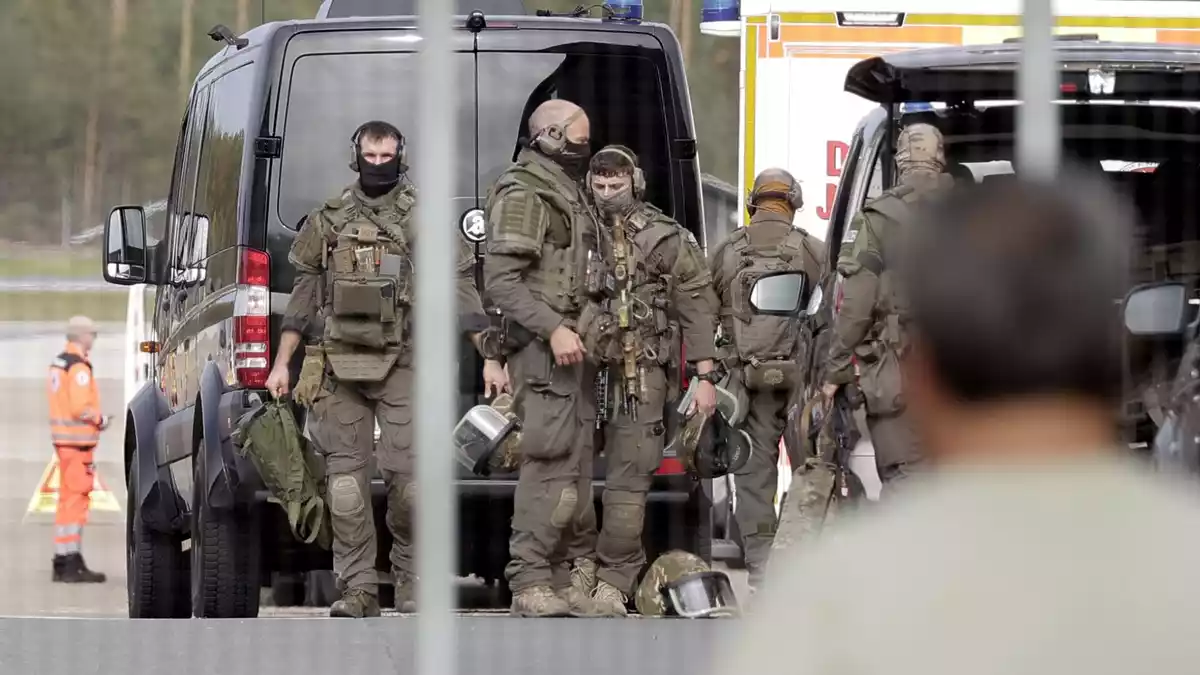 Auch Kräfte eines Spezialeinsatzkommandos (SEK) waren auf dem Flughafengelände unterwegs. - Bild: Tizian Gerbing/dpa
