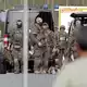 Auch Kräfte eines Spezialeinsatzkommandos (SEK) waren auf dem Flughafengelände unterwegs. - Bild: Tizian Gerbing/dpa