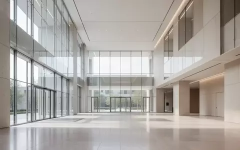 Modernes, helles Interieur eines Kongresszentrums mit minimalistischer Architektur und einfallendem Tageslicht. - Foto: über boerse-global.de