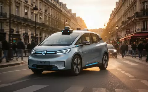 Ein autonomes Testfahrzeug fährt durch eine historische Straße in Paris bei goldenem Licht. - Foto: über boerse-global.de