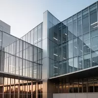 Moderne Glas- und Stahlfassade eines Verwaltungsgebäudes bei klarem Himmel. - Foto: über boerse-global.de