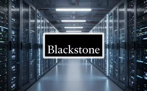 Modernes Rechenzentrum mit leuchtenden Server-Racks als Symbol fĂĽr langfristige Infrastrukturinvestitionen. - Foto: ĂĽber boerse-global.de