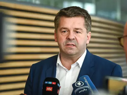 Sven Schulze fĂĽhrt die CDU-Fraktion im Landtag von Sachsen-Anhalt an. - Foto: Heiko Rebsch/dpa