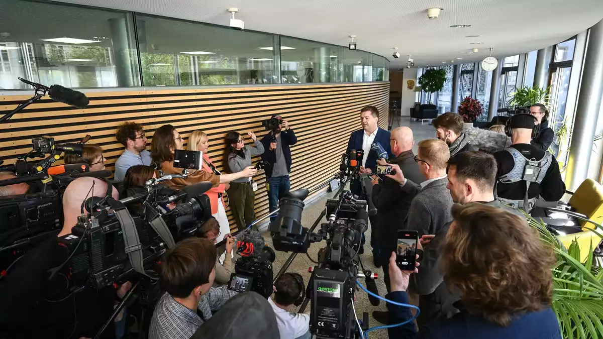Das Medieninteresse im Landtag in Magdeburg ist groß.  - Bild: Heiko Rebsch/dpa