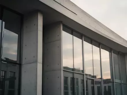 Moderne Architektur eines Regierungsgebäudes in Berlin mit klaren geometrischen Linien und Glasfassade. - Foto: über boerse-global.de