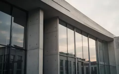 Moderne Architektur eines Regierungsgebäudes in Berlin mit klaren geometrischen Linien und Glasfassade. - Foto: über boerse-global.de