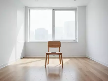 Ein minimalistischer, heller Behandlungsraum in einer Klinik mit Tageslicht und schlichtem Interieur. - Foto: ĂŒber boerse-global.de