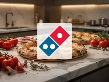 Nahaufnahme von handwerklich hergestelltem Pizzateig in einer modernen, professionellen Restaurantküche. - Foto: über boerse-global.de