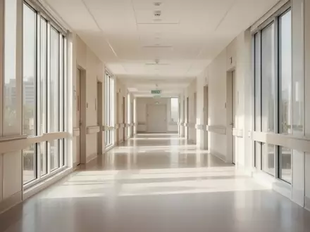 Ein heller, moderner Krankenhausflur mit natürlichem Lichteinfall und minimalistischer Gestaltung. - Foto: über boerse-global.de