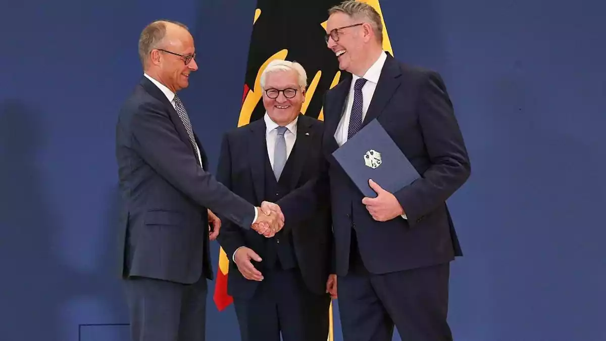 Schweitzer bekommt Ernennungsurkunde als Arbeitsminister