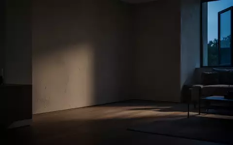 Ein minimalistisch eingerichteter, leerer Wohnraum im Halbdunkel mit langen Schatten, der eine Atmosphäre der Ungewissheit erzeugt. - Foto: über boerse-global.de