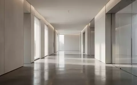 Ein minimalistischer, moderner Innenraum mit klaren architektonischen Linien und sanftem, natürlichem Licht. - Foto: über boerse-global.de