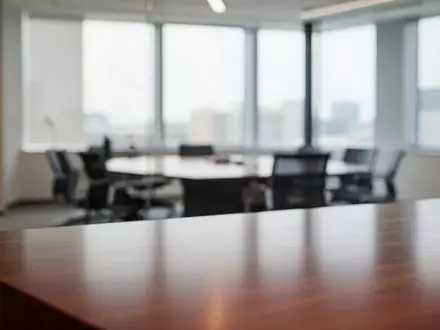 Ein professioneller, heller Büroraum mit verschwommenem Konferenztisch im Hintergrund bei natürlichem Tageslicht. - Foto: über boerse-global.de