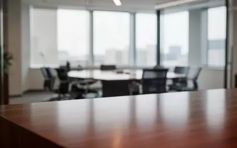 Ein professioneller, heller Büroraum mit verschwommenem Konferenztisch im Hintergrund bei natürlichem Tageslicht. - Foto: über boerse-global.de