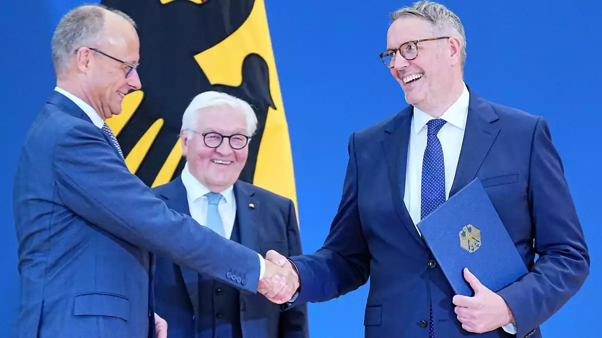 Lachende Gesichter gab es bei der Ernennung von Alexander Schweitzer (rechts).  - Bild: Michael Kappeler/dpa