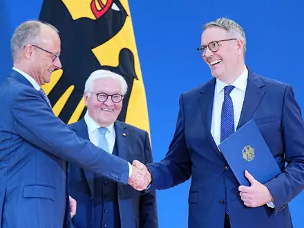 Lachende Gesichter gab es bei der Ernennung von Alexander Schweitzer (rechts).  - Foto: Michael Kappeler/dpa