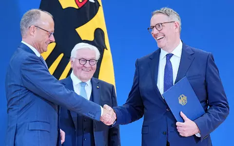 Lachende Gesichter gab es bei der Ernennung von Alexander Schweitzer (rechts).  - Foto: Michael Kappeler/dpa