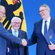 Lachende Gesichter gab es bei der Ernennung von Alexander Schweitzer (rechts).  - Bild: Michael Kappeler/dpa