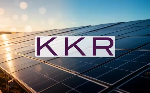 Moderne Solarpark-Anlage bei Sonnenaufgang als Symbol für erneuerbare Energien und nachhaltiges Wachstum. - Foto: über boerse-global.de