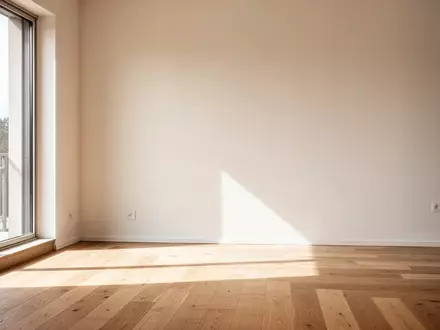 Ein heller, minimalistischer Wohnraum mit Sonnenlicht auf einem Holzboden als Symbol für gesundheitsfördernde Heimübungen. - Foto: über boerse-global.de