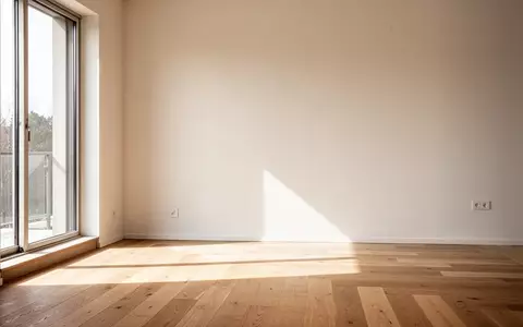 Ein heller, minimalistischer Wohnraum mit Sonnenlicht auf einem Holzboden als Symbol für gesundheitsfördernde Heimübungen. - Foto: über boerse-global.de