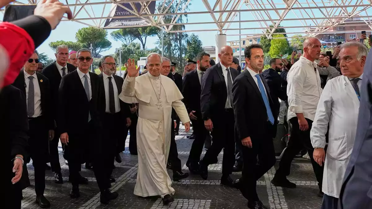 Papst Leo XIV. unterzieht sich einer Operation zur Entfernung eines Lungenknotens. - Bild: Alessandra Tarantino/AP/dpa